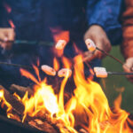mit Bekannaten am Feuer