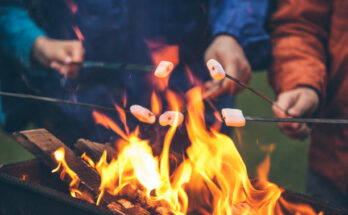 mit Bekannaten am Feuer
